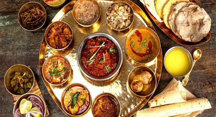 A collage of famous Rajasthani foods including Dal Baati Churma, Ghewar, Laal Maas, and more, representing Rajasthan’s rich cuisine.