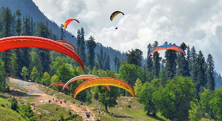 Scenic view of Manali with snow-capped mountains and Solang Valley – best place to visit in summer in India for adventure lovers