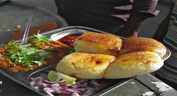 Buttery Pav Bhaji with toasted pav and chopped onions at Pandit Pav Bhaji near Birla Mandir, Jaipur