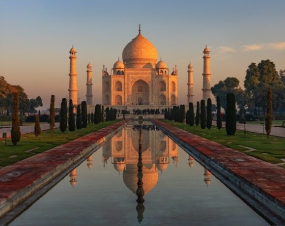 Taj Mahal at sunrise in Agra, Uttar Pradesh